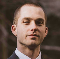 Thomas Whitfield, expert na kryptoměnový trh, portrét obchodního analytika